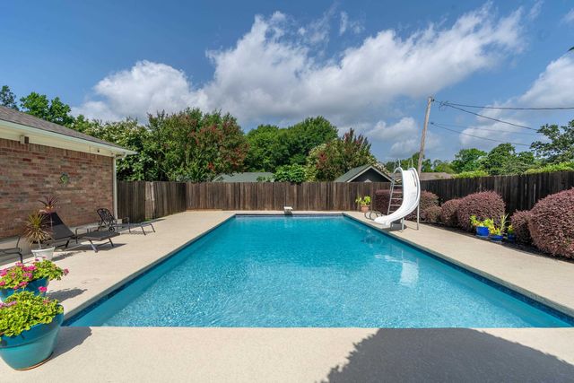 2011 E Warwick, Longview, TX 75601