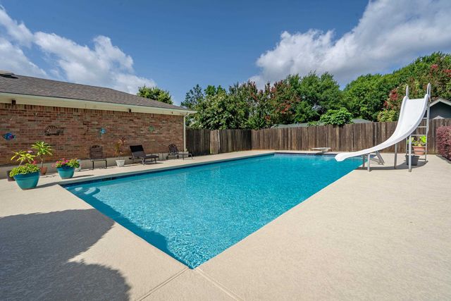 2011 E Warwick, Longview, TX 75601