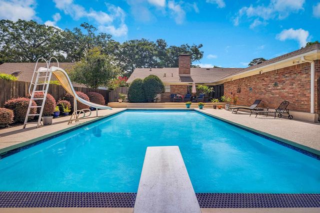 2011 E Warwick, Longview, TX 75601