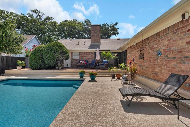 2011 E Warwick, Longview, TX 75601