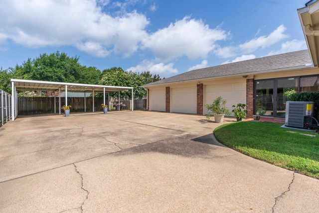 2011 E Warwick, Longview, TX 75601