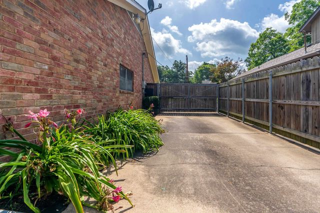 2011 E Warwick, Longview, TX 75601