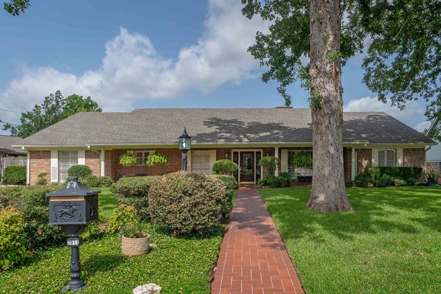 2011 E Warwick, Longview, TX 75601
