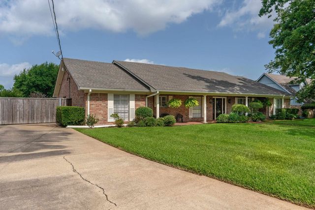 2011 E Warwick, Longview, TX 75601