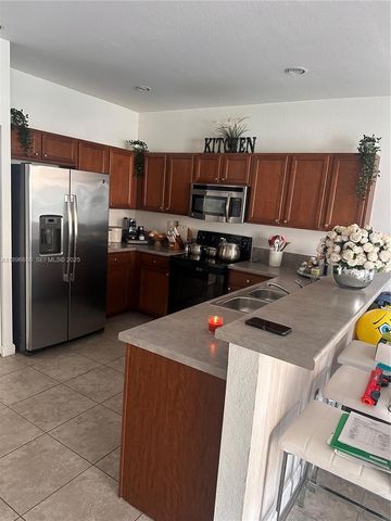 8867 W 35th Way, Hialeah, FL 33018