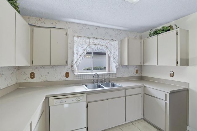 7041 SILVERMILL DRIVE, Tampa, FL 33635