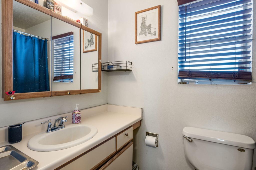 Image 11 of property listing at 2108 Sierra Lane NE, Rio Rancho, NM 87144