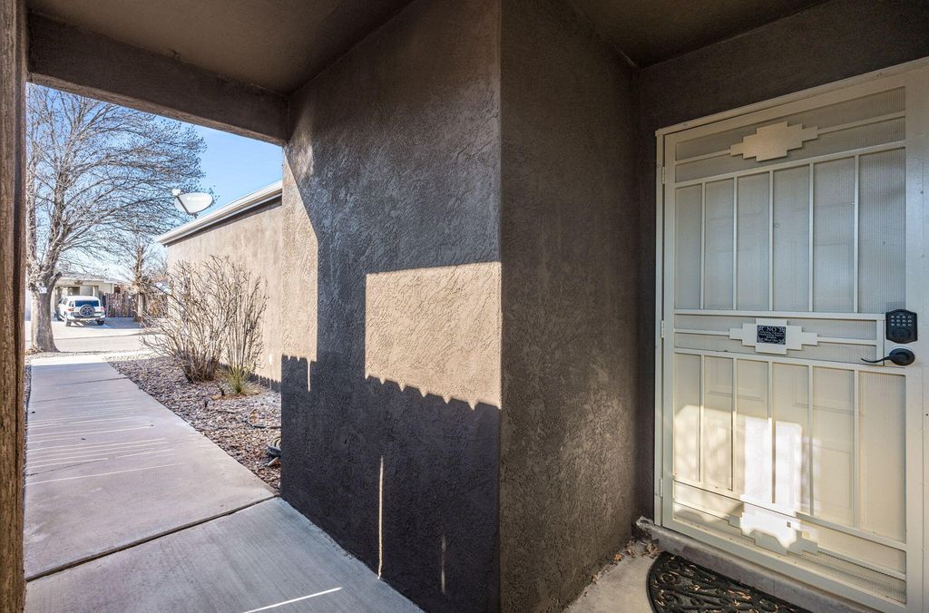 Image 17 of property listing at 2108 Sierra Lane NE, Rio Rancho, NM 87144