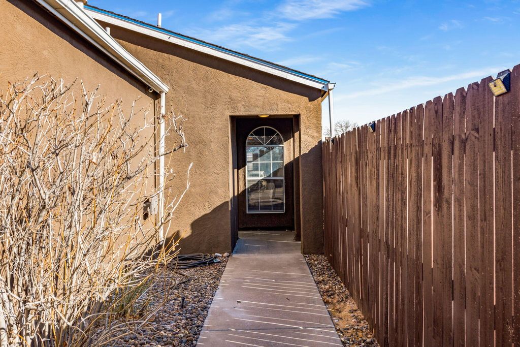 Image 18 of property listing at 2108 Sierra Lane NE, Rio Rancho, NM 87144