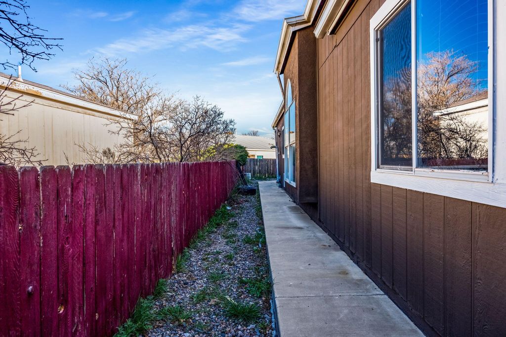 Image 21 of property listing at 2108 Sierra Lane NE, Rio Rancho, NM 87144