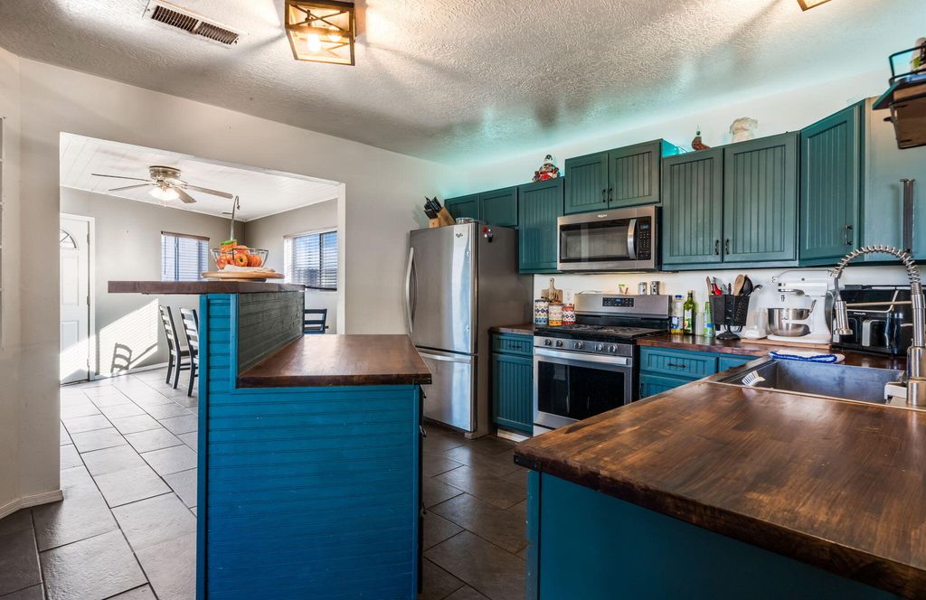 Image 5 of property listing at 2108 Sierra Lane NE, Rio Rancho, NM 87144