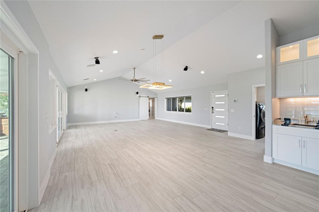 Image 13 of property listing at 4931 DORA DRIVE, Mount Dora, FL 32757