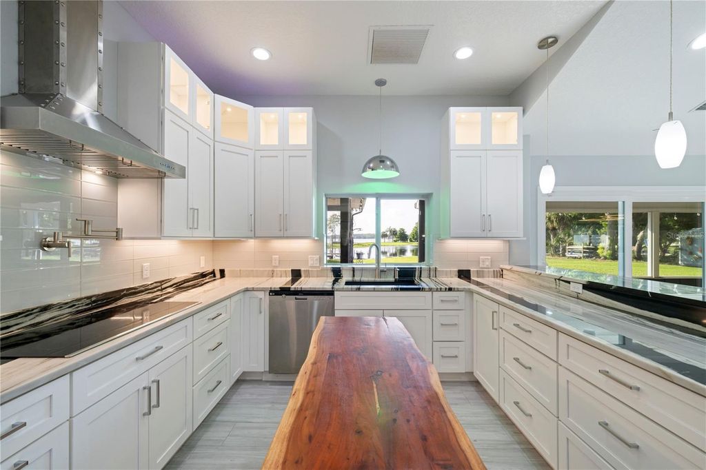 Image 17 of property listing at 4931 DORA DRIVE, Mount Dora, FL 32757