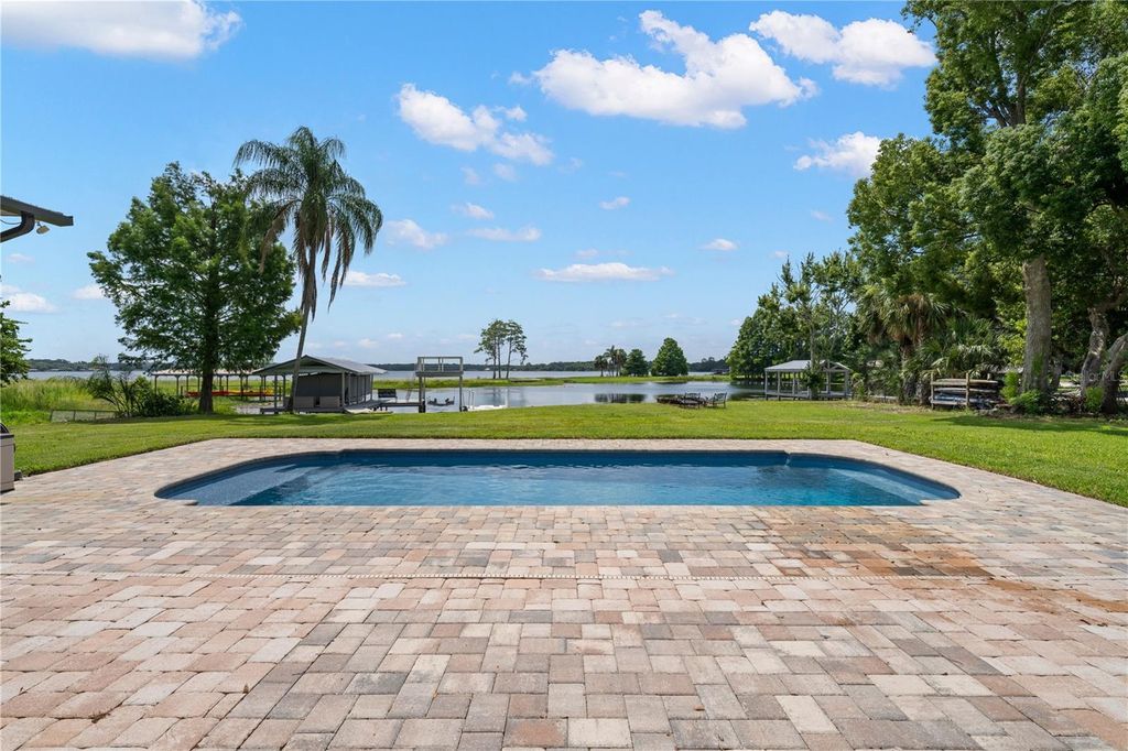 Image 7 of property listing at 4931 DORA DRIVE, Mount Dora, FL 32757