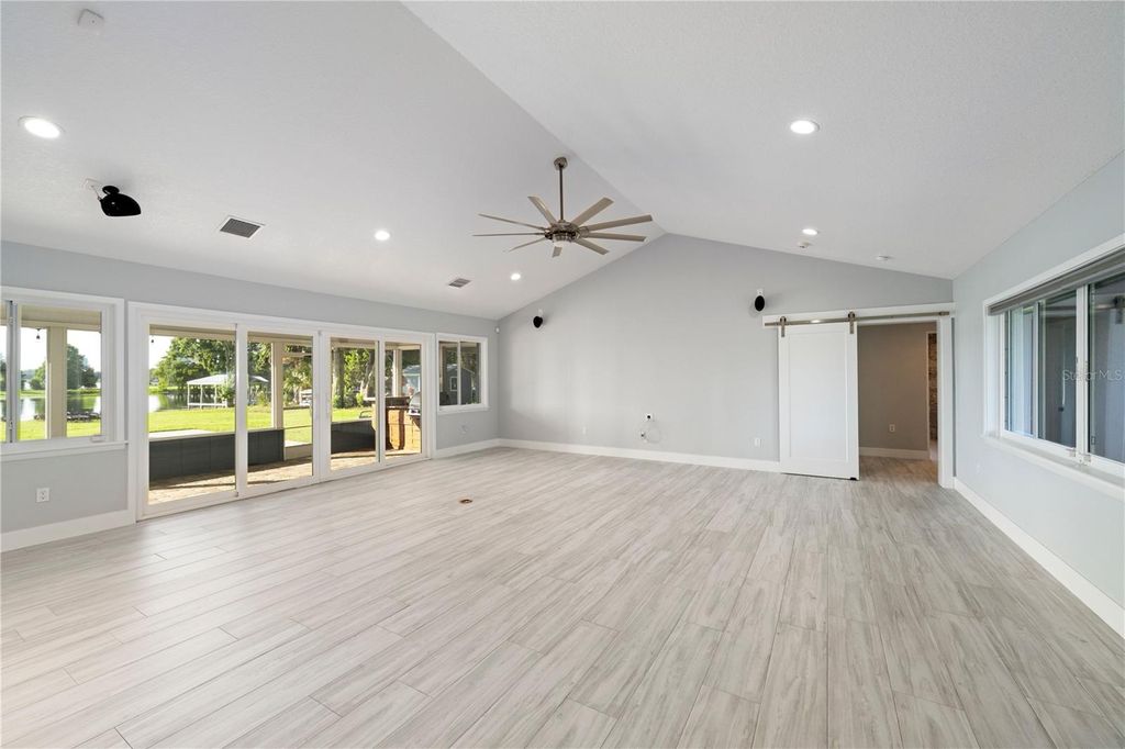 Image 9 of property listing at 4931 DORA DRIVE, Mount Dora, FL 32757