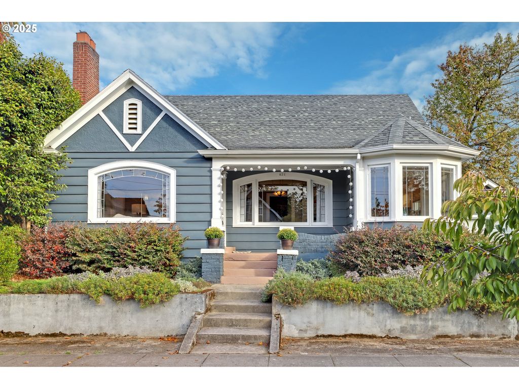 621 Ne AINSWORTH St, Portland, OR 97211