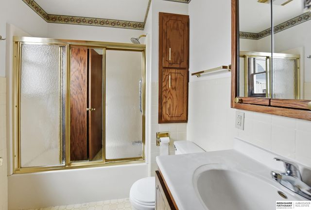 3018 S 30th Street, Omaha, NE 68105