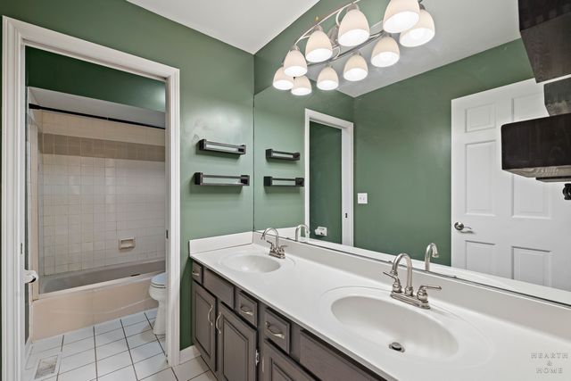 657 Old Westbury Road, Crystal Lake, IL 60012