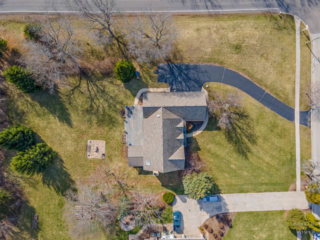 657 Old Westbury Road, Crystal Lake, IL 60012