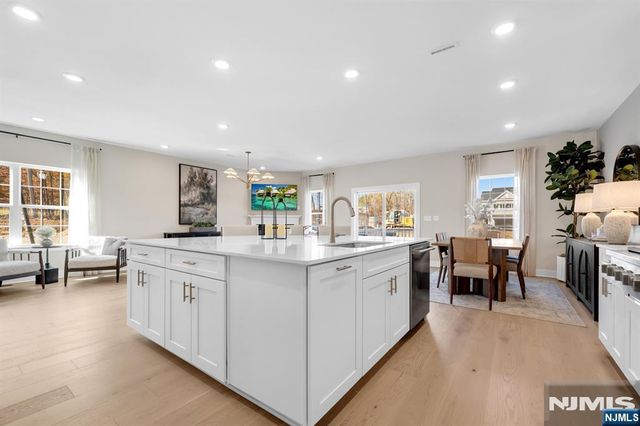 14 Belmont Place, Oakland, NJ 07436
