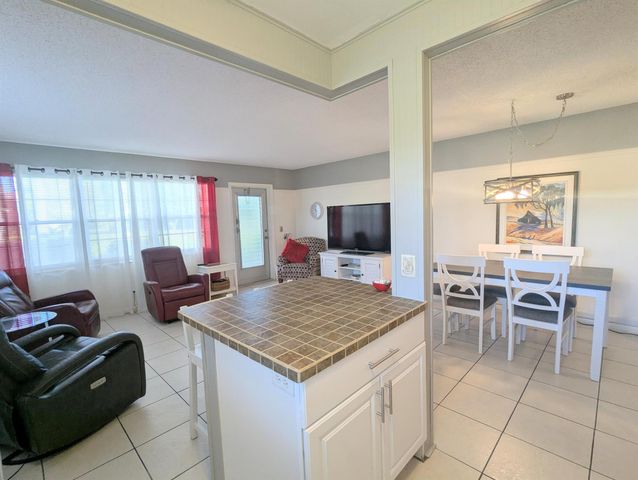 76 Dorchester D, West Palm Beach, FL 33417