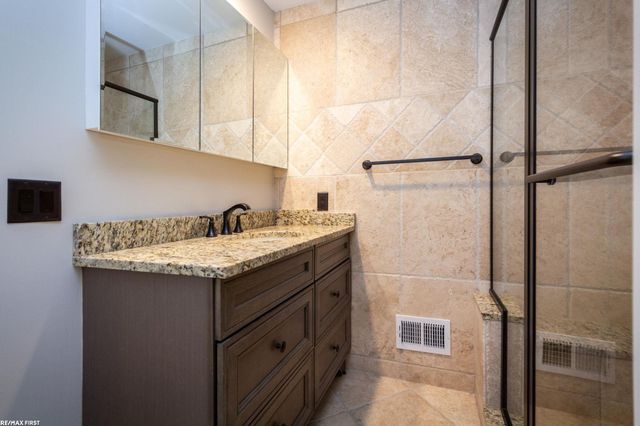 400 E Romeo Road, Oakland Twp, MI 48363