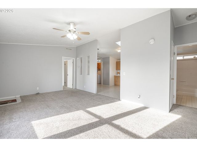 860 W ELLENDALE Ave, Dallas, OR 97338