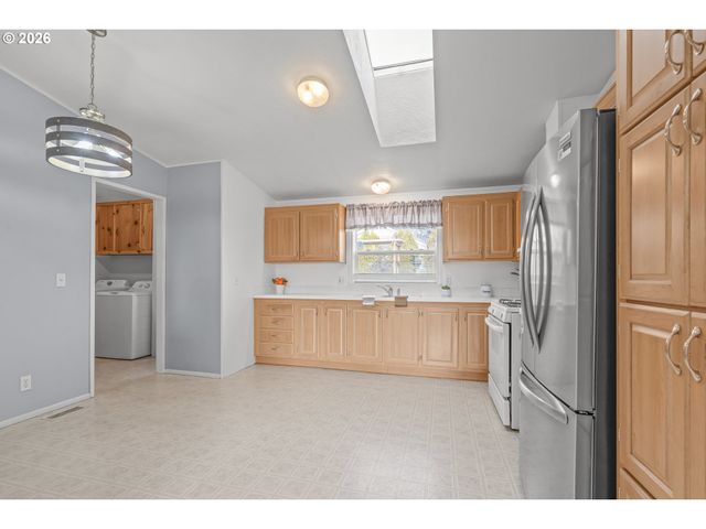 860 W ELLENDALE Ave, Dallas, OR 97338