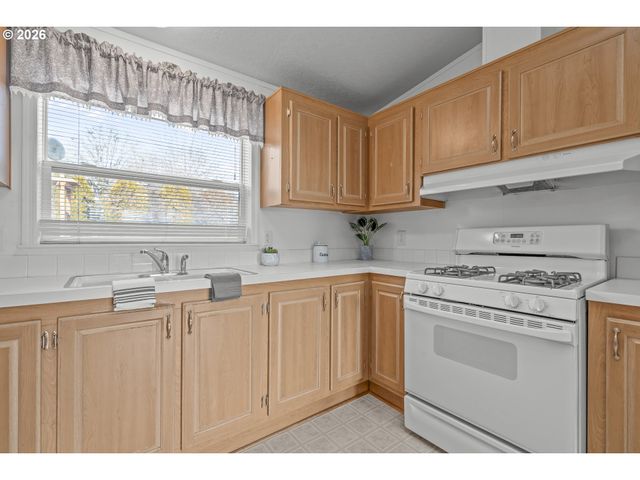 860 W ELLENDALE Ave, Dallas, OR 97338