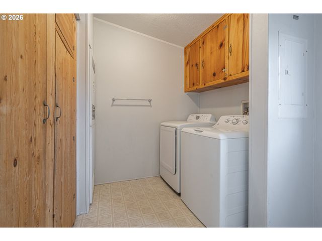 860 W ELLENDALE Ave, Dallas, OR 97338