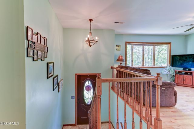 620 Michelle Way, Niskayuna, NY 12304