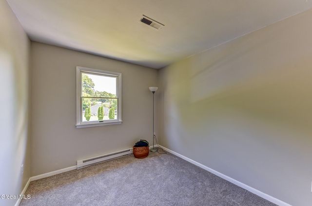 620 Michelle Way, Niskayuna, NY 12304