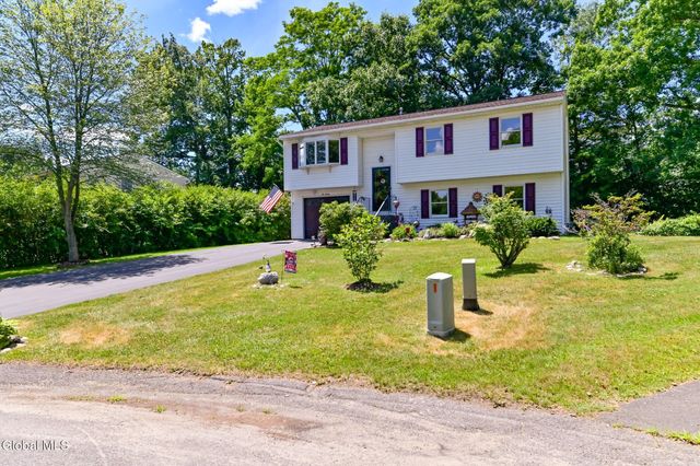 620 Michelle Way, Niskayuna, NY 12304
