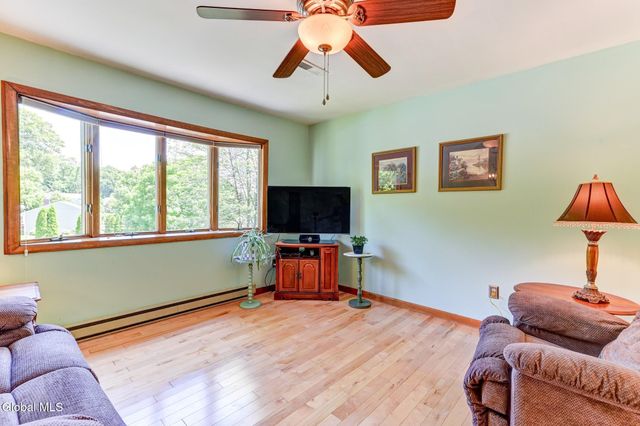 620 Michelle Way, Niskayuna, NY 12304