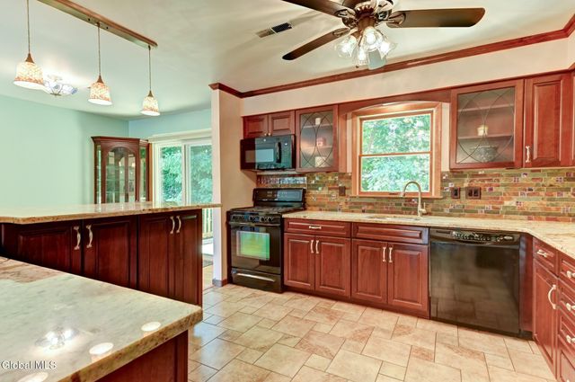 620 Michelle Way, Niskayuna, NY 12304