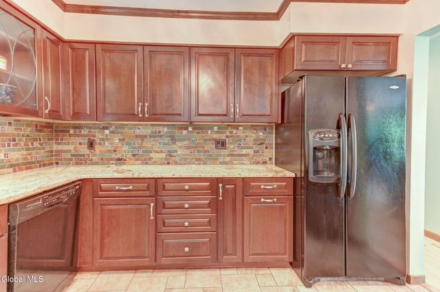620 Michelle Way, Niskayuna, NY 12304