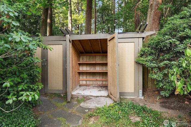 8300 SE 82nd Street, Mercer Island, WA 98040