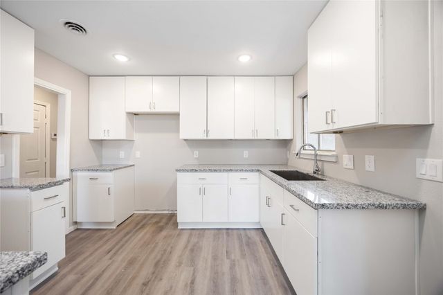 1806 Meadowview Drive, Alvin, TX 77511