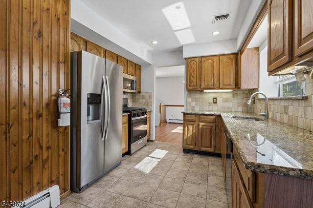 8 Faesch Ct, Rockaway Twp., NJ 07866