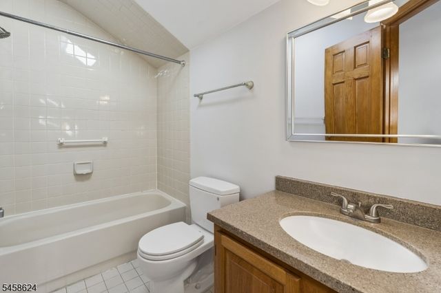 8 Faesch Ct, Rockaway Twp., NJ 07866
