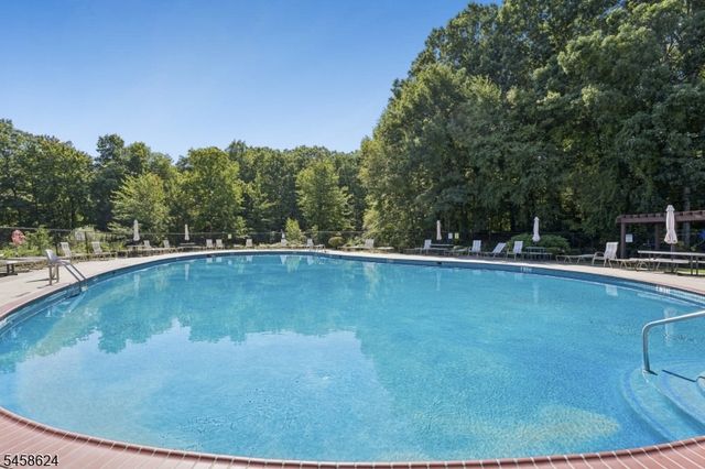 8 Faesch Ct, Rockaway Twp., NJ 07866
