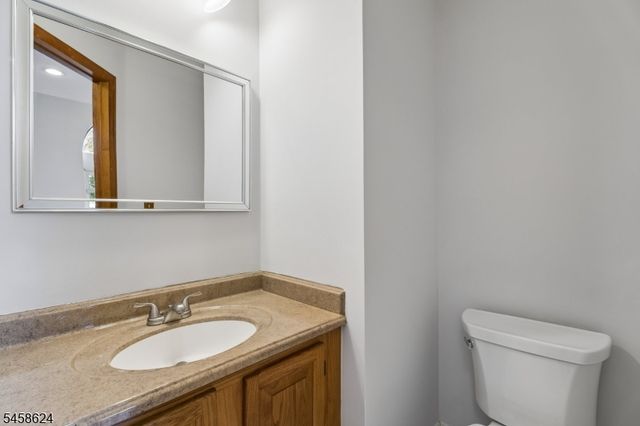 8 Faesch Ct, Rockaway Twp., NJ 07866