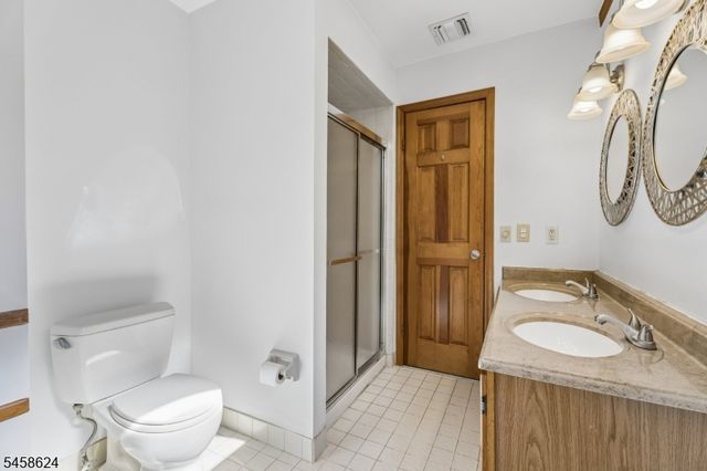 8 Faesch Ct, Rockaway Twp., NJ 07866