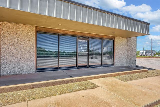 1508 Neptune Drive, Clinton, OK 73601