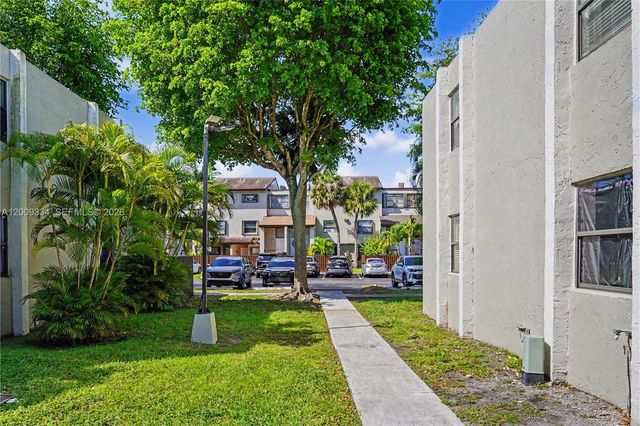 10010 NW 9th St Cir 203, Miami, FL 33172