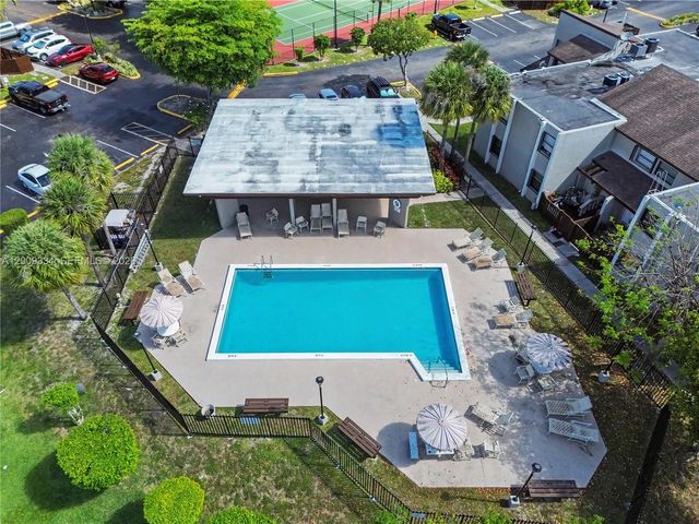 10010 NW 9th St Cir 203, Miami, FL 33172