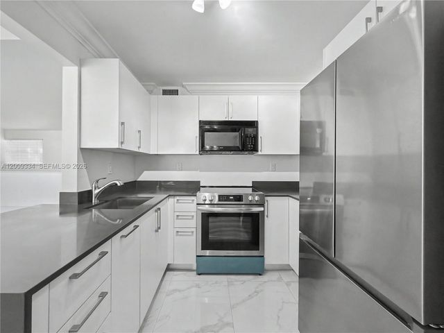 10010 NW 9th St Cir 203, Miami, FL 33172