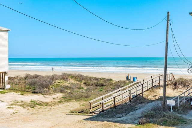 107 Howard Avenue, Surfside Beach, TX 77541