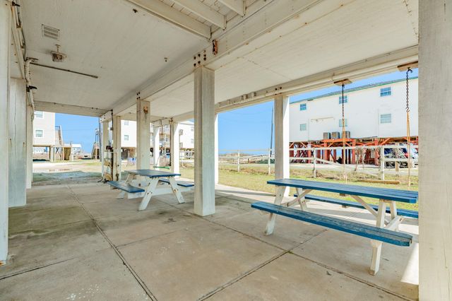 107 Howard Avenue, Surfside Beach, TX 77541