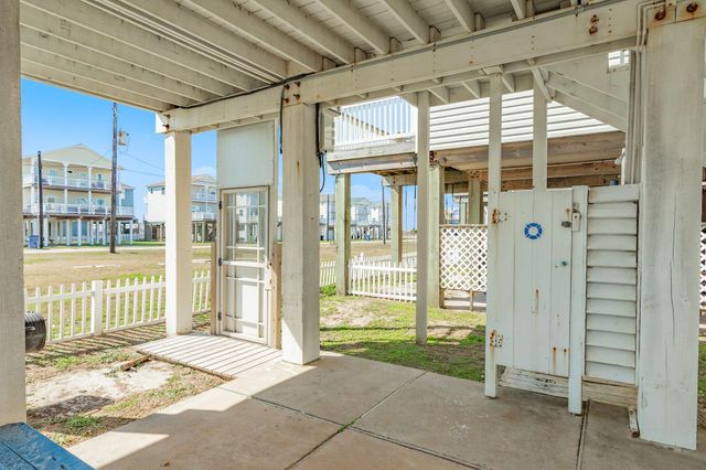 107 Howard Avenue, Surfside Beach, TX 77541